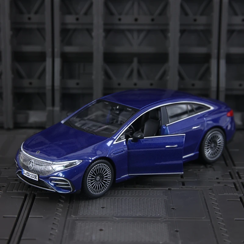 Фото Модель автомобиля Maisto 1:24 Mercedes-Benz EQS, имитация, коллекционная, из сплава, с открывающимися дверями, богатая детализация №4