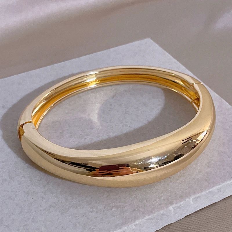 Женский широкий браслет из металлического сплава