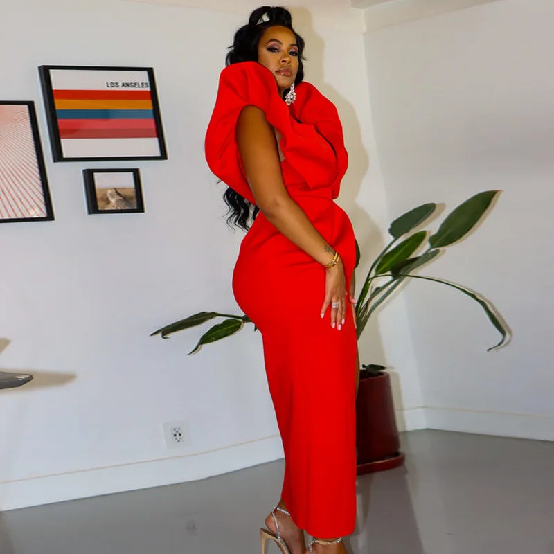 Элегантный вечерний женский наряд с оборками на плечах глубоким V-образным