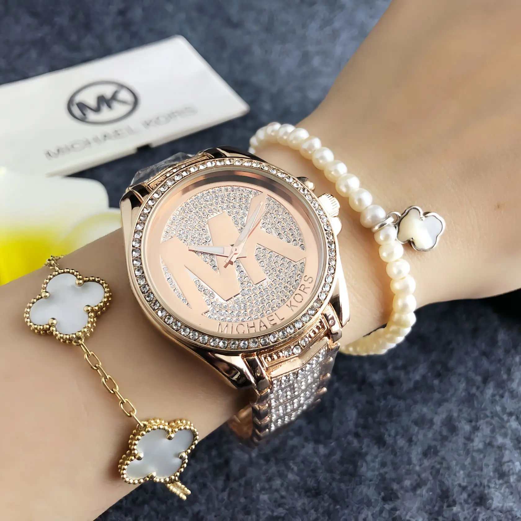 Фото Женские кварцевые часы Michael Kors: элегантные, инкрустированные бриллиантами, роскошные, из сплава, с таймером, подарок для женщин, стильный деловой дизайн №3