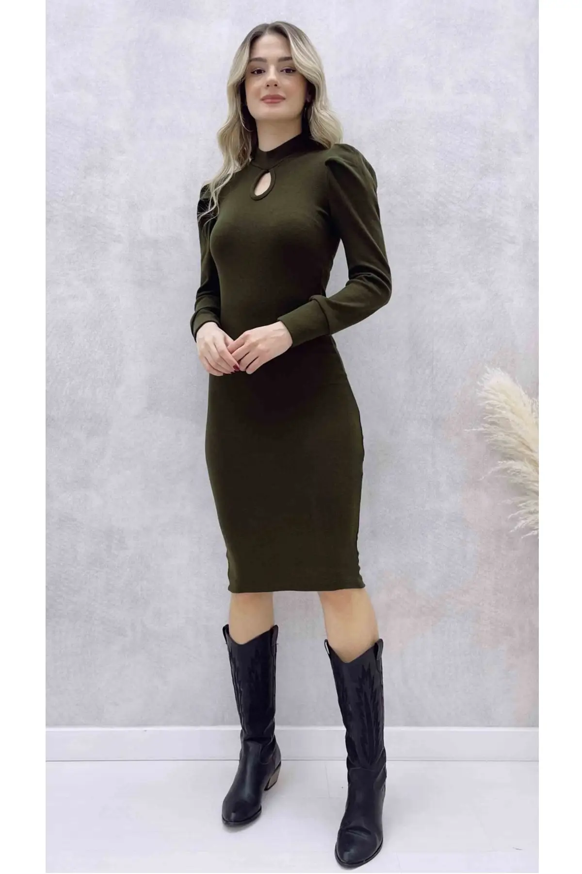 

Платье-миди эластичное трикотажное однотонное цвета хаки на пуговицах с длинным рукавом и глубоким вырезом