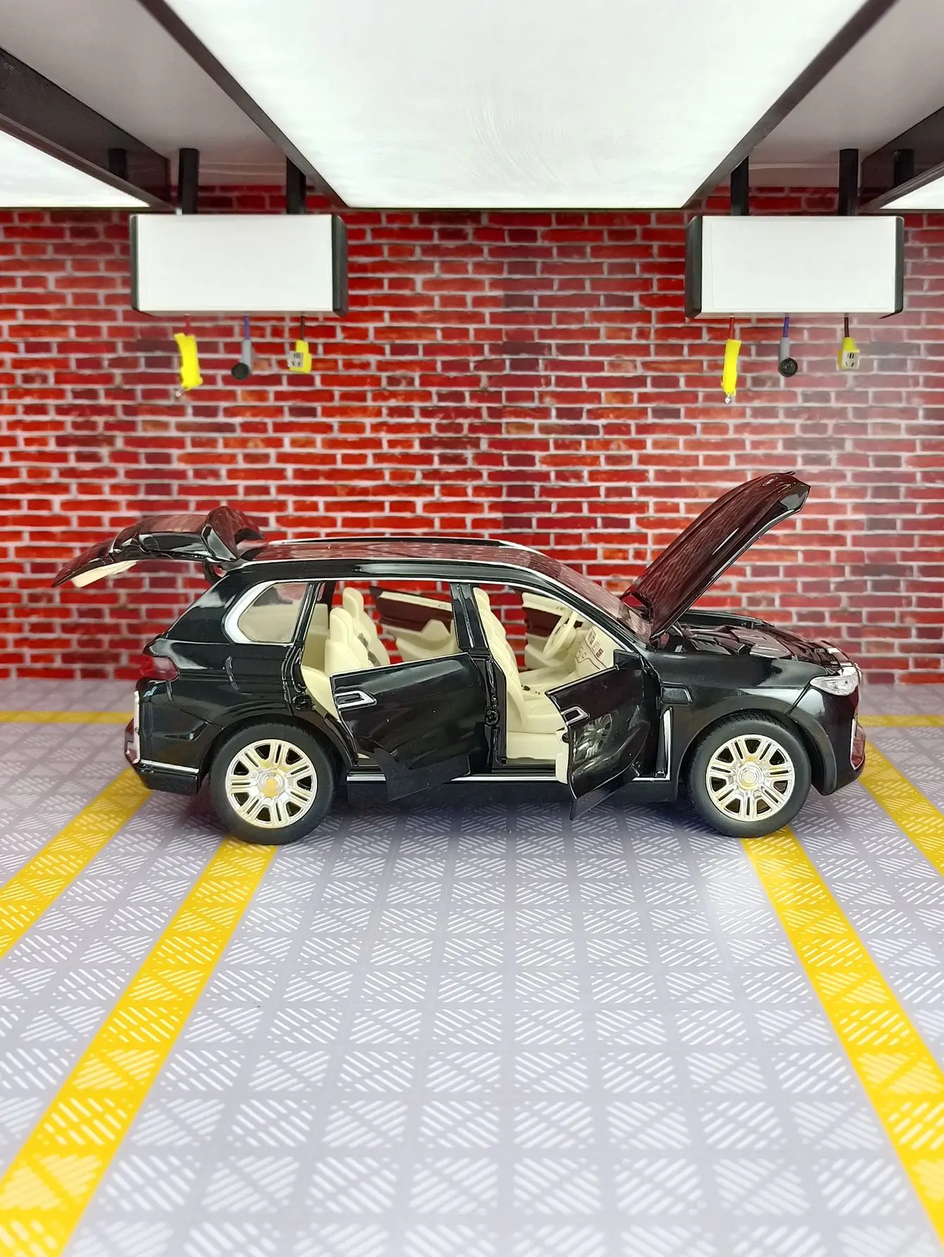 Модель внедорожника BMW X7 из сплава, масштаб 1:24, с открывающимися дверями, капотом и багажником, со звуковыми и световыми эффектами, в комплекте с подарками. (art.: 3920dcb005d6a) - 3920dcb005d6a