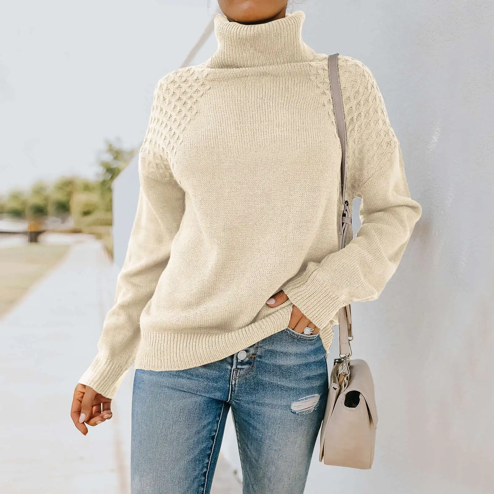 

Женский трикотажный свитер средней длины, с круглым вырезом