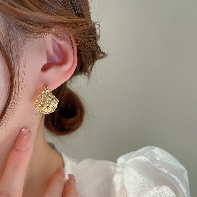 

Popular Gold Hollow Irregular Geometric Hoop Earrings For Women Fashion Light Luxury Fine Wedding Jewelry Gift