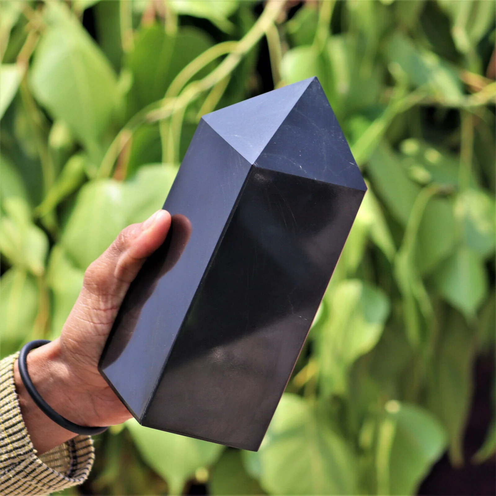 Черные кристаллы турмалина лечит кристалл обелиск палочка необработанный