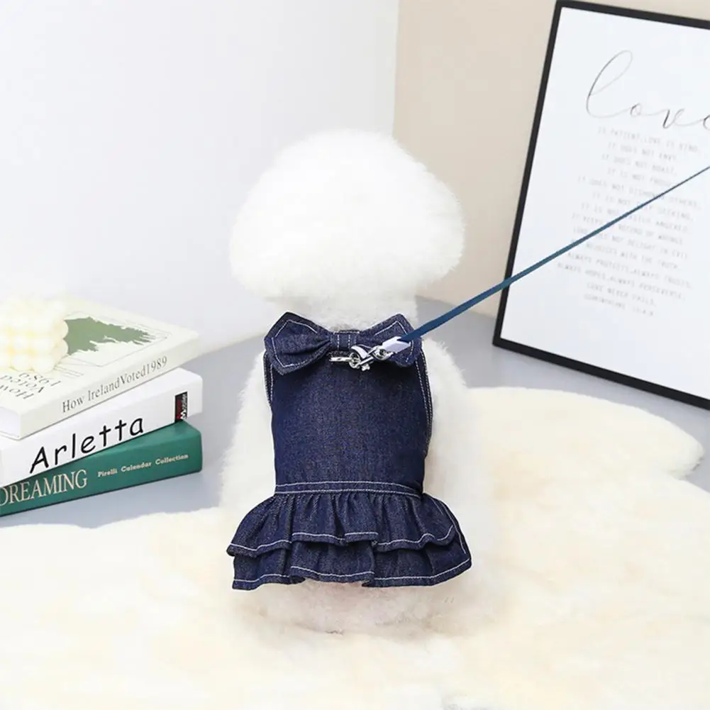 С модным платьем для собак "with Tow Ring Functional Denim Fashion Bowknot Pet T-shirt Compact Dog Dress Adorable for Puppy on" (компактное платье для собак с функциональным кольцом для поводка и модным бантом).