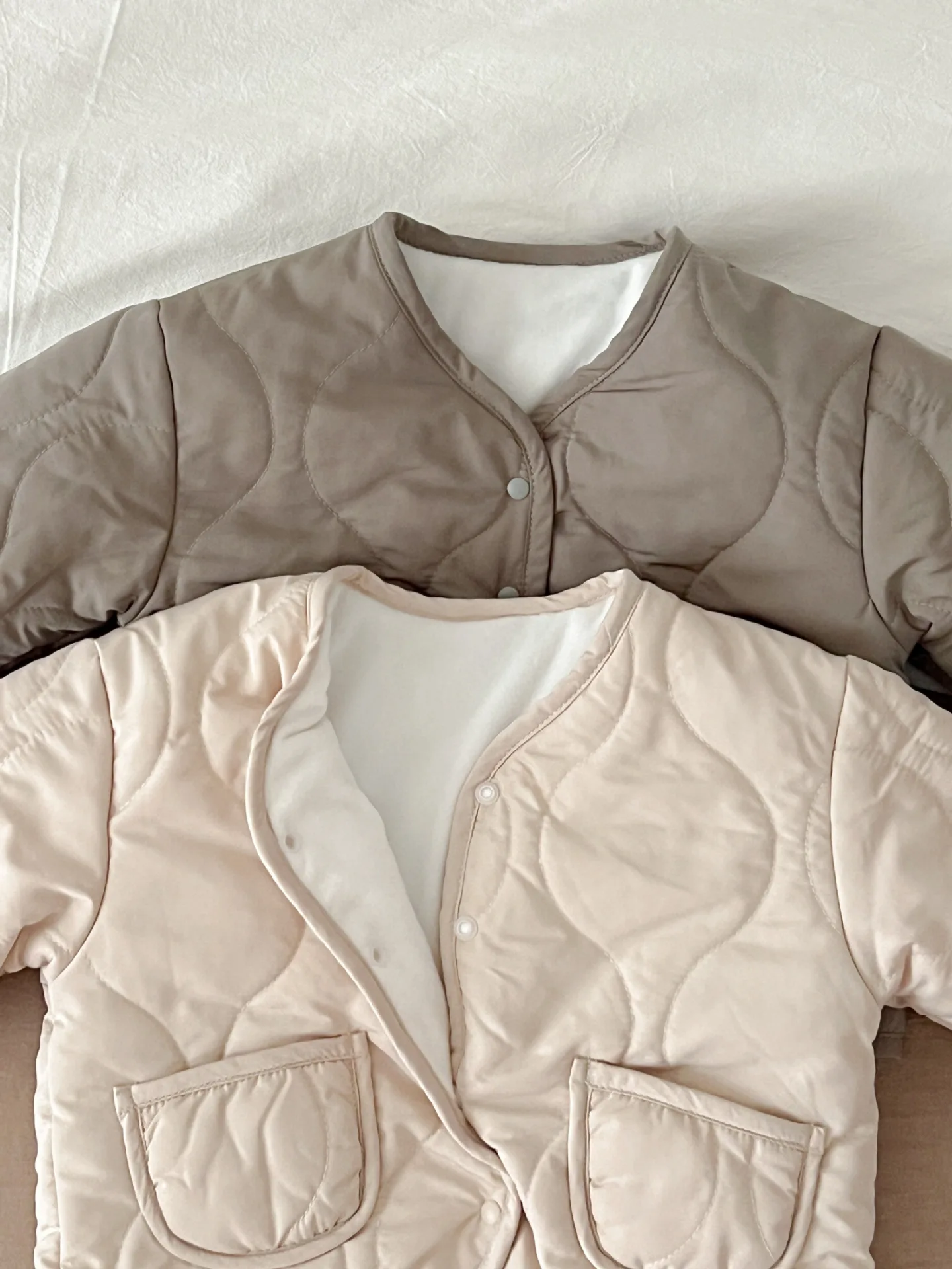 Зимнее однотонное пальто и штаны для младенцев Angoubebe 233S206 унисекс с V-образным