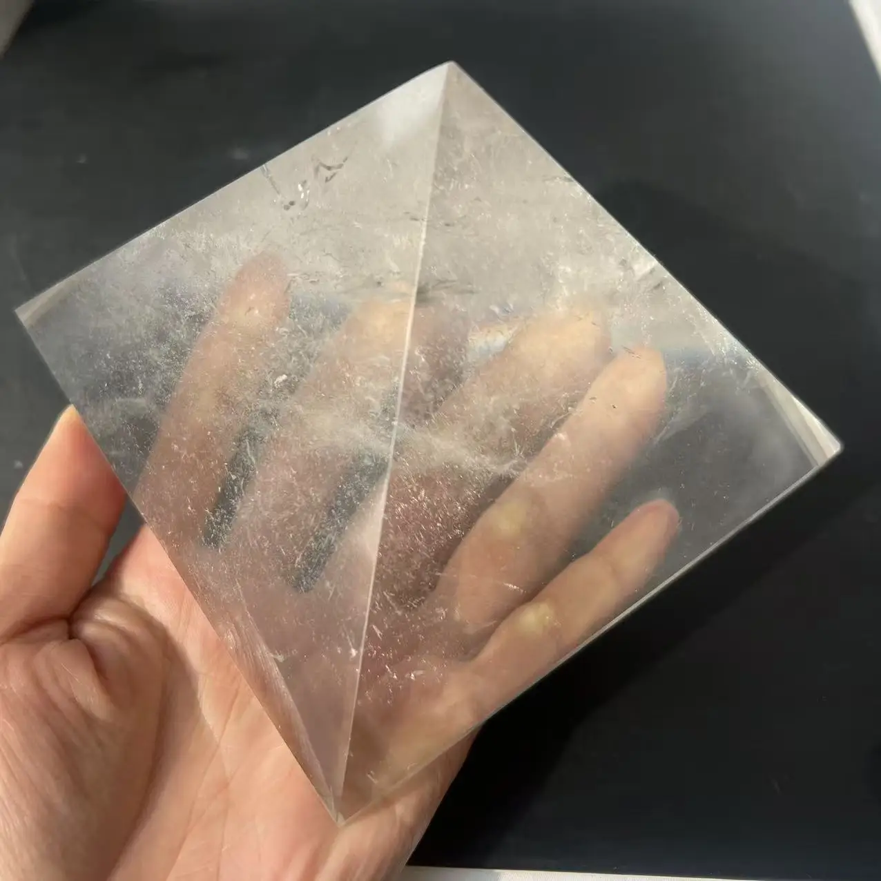 

Хрустальная пирамида из белого хрусталя