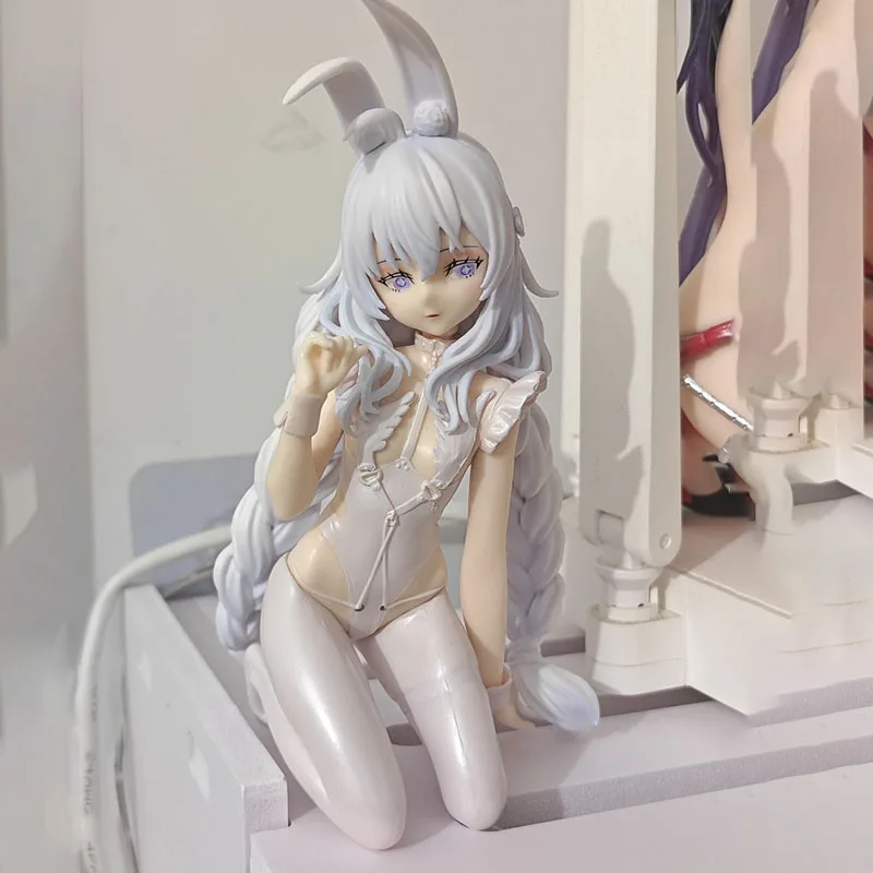 Фигурка ленивого белого кролика из аниме положение коленей на коленях украшение