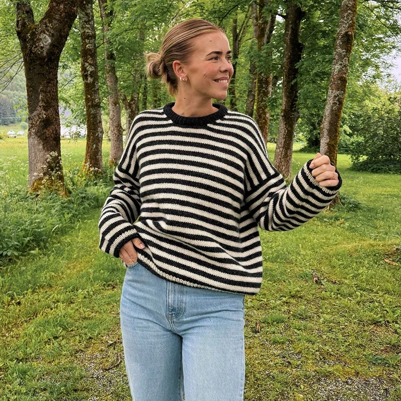 Женский трикотажный свитер с круглым вырезом