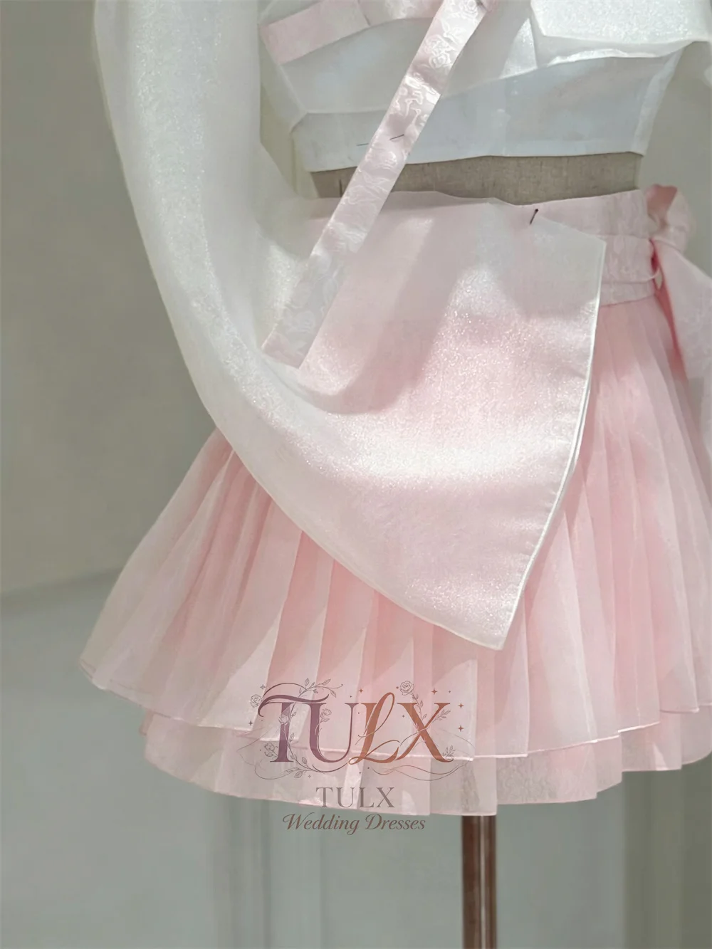 Фото TULX Розовое платье для вечеринки из 3 предметов, без бретелек, из сатина, короткое, для концерта, ханбок, белое, из органзы, с длинными рукавами, корейское мини-платье для вечера, на заказ. №4