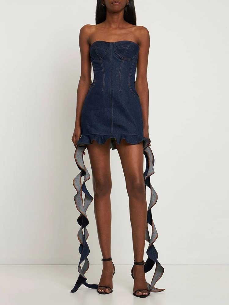 

Женское облегающее джинсовое мини-платье без бретелек с оборками