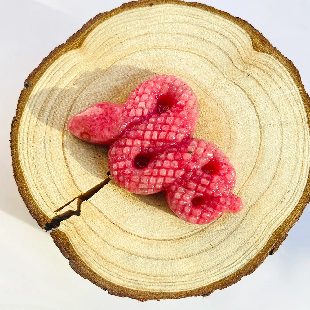 

Полированная статуэтка змеи из родонитового кварца