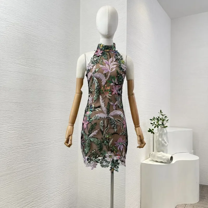 Женское мини-платье с блестками и лямкой на шее