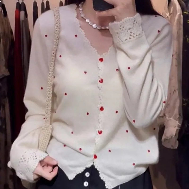 Элегантный повседневный белый вязаный кардиган с пуговицами в форме сердца для