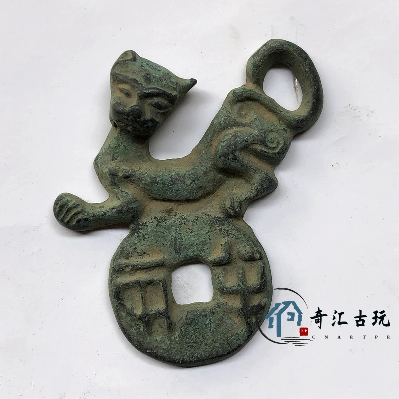 

Коллекция разнообразных антиквариатных монет из меди