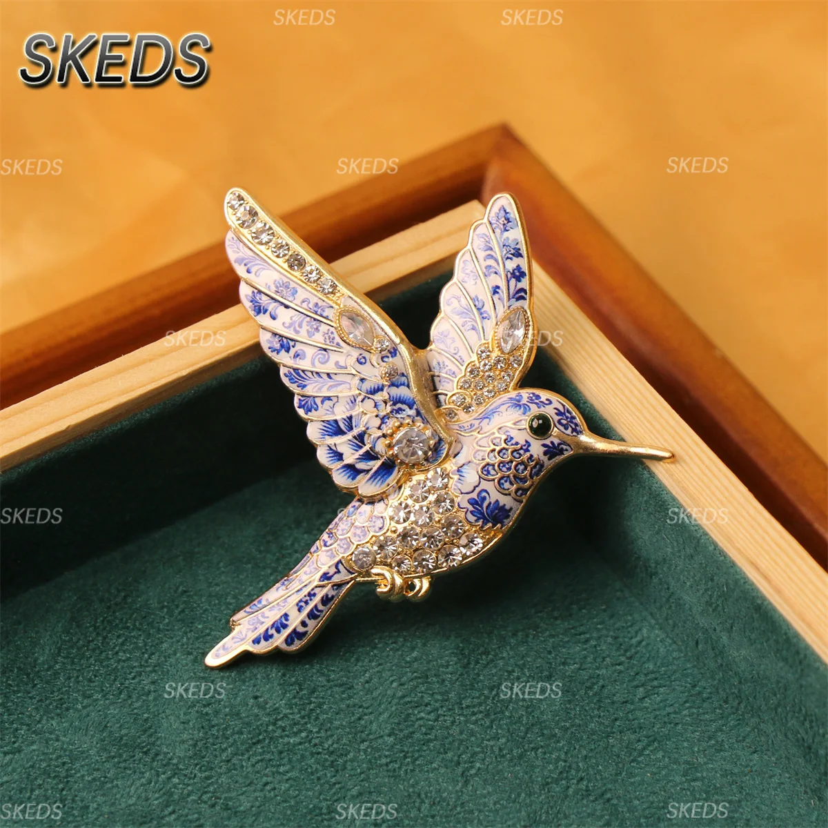 Фото SKEDS Сине-белая фарфоровая эмалевая брошь в виде животных: колибри, кошки, жука, краба. Значок на лацкан в китайском стиле. Ювелирное украшение, подарок для женщин. №3