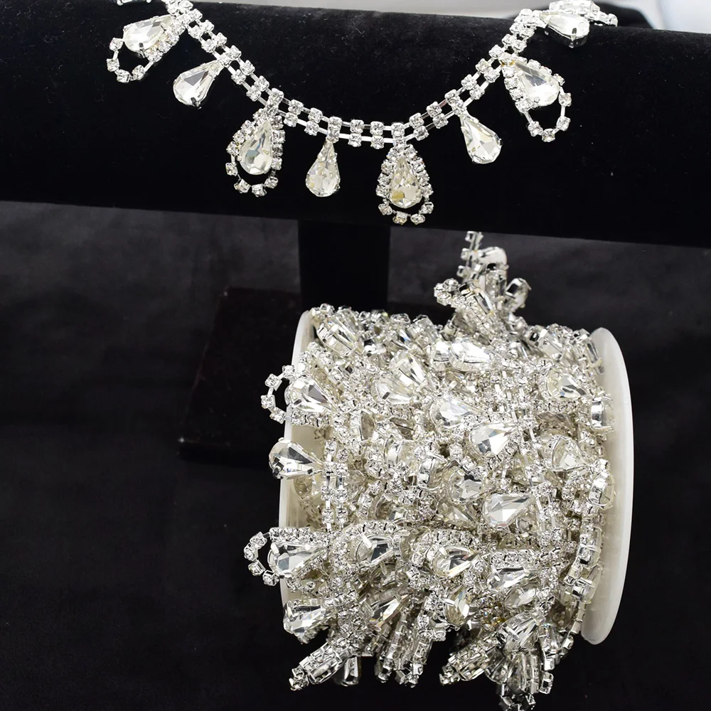 Украшение в виде стеклянной цепочки форме капли используемое для шитья нежных