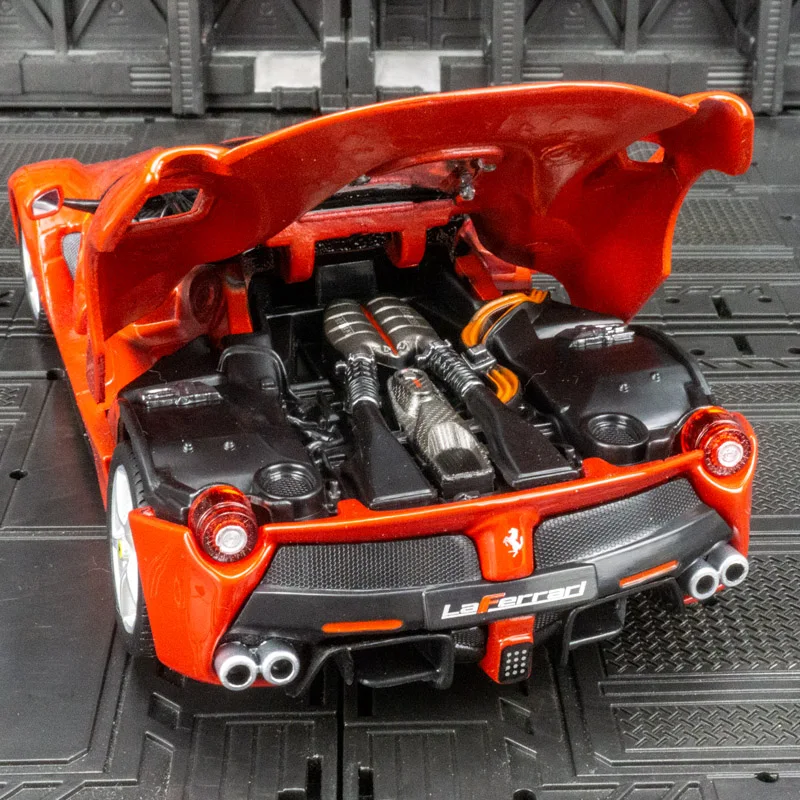 Модель суперкара Ferrari от Bburago в масштабе 1:24, с открывающимся багажником, богатая деталями, тщательно изготовлена и отличается высоким качеством. (art.: 3920dd0ff04ac) - 3920dd0ff04ac