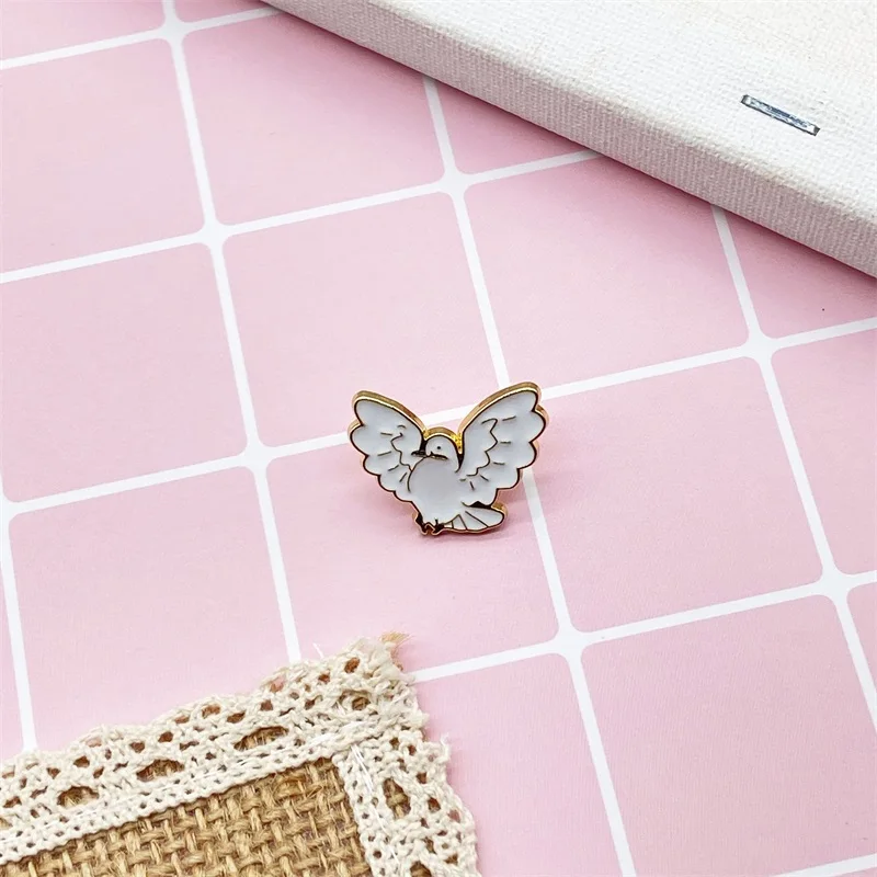 Простая маленькая и милая эмалированная брошь с изображением голубей из