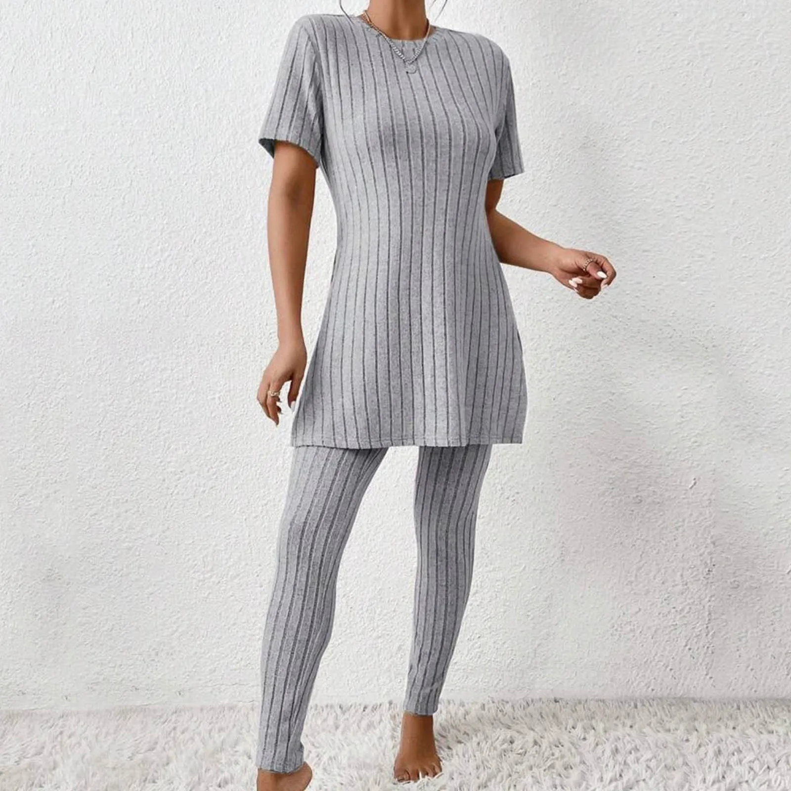 Женский комплект из двух предметов: футболка с круглым вырезом и брюки