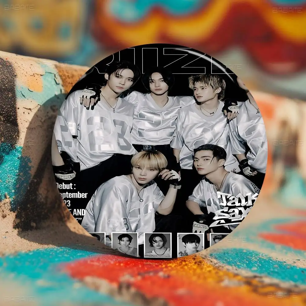 Kpop Band R-RiizeS 324458 мм круглые броши с героями мультфильмов, булавки ручной работы для рюкзака, ювелирные аксессуары, подарки, креативный значок (art.: 3920d47b9c9de) - 3920d47b9c9de