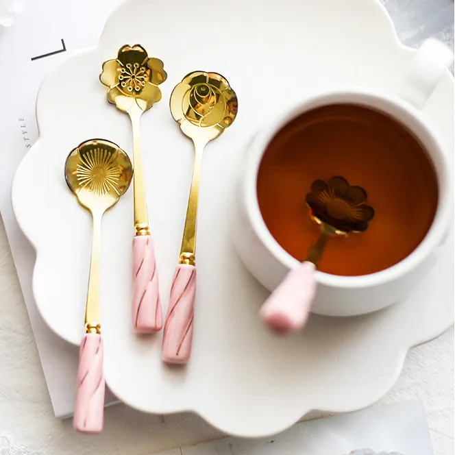 

Ins Ceramic Handle Petal Spoons Black Gold Rose Pattern Coffee Mixing Spoon Refinement Dessert Teaspoons Tableware Decoration
