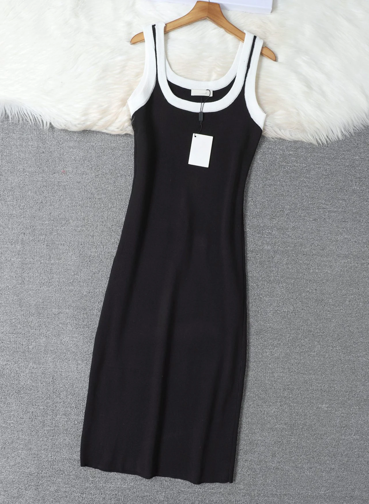 

Женское трикотажное платье-майка с U-образным вырезом