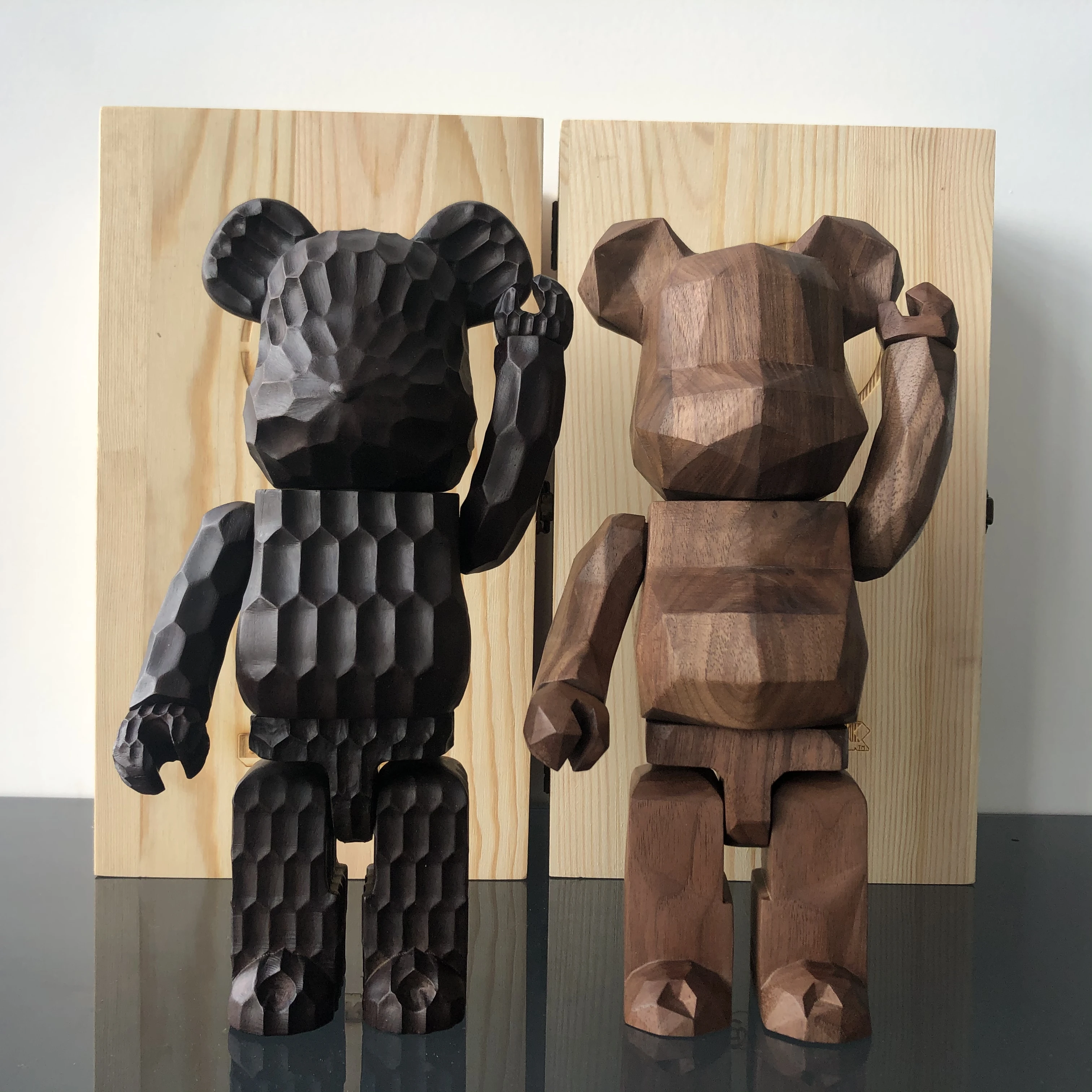 

Bearbrick Karimoku x Fragment (Polygon) 400% Rhombus Lightning Wood Bear Gem Pattern North American Black walnut solid wood