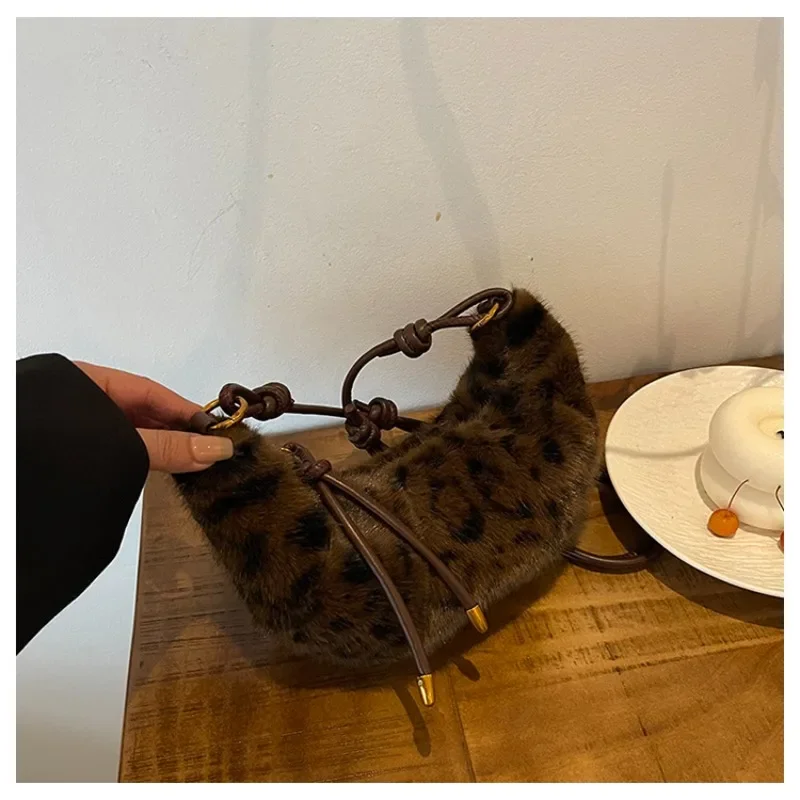 Плюшевая бархатная сумка 2024 зимняя нишевая через плечо с леопардовым принтом