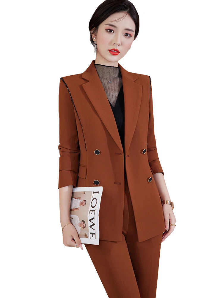 

Женский деловой костюм из двух предметов, двубортный пиджак и брюки красного и черного цвета для работы и офиса