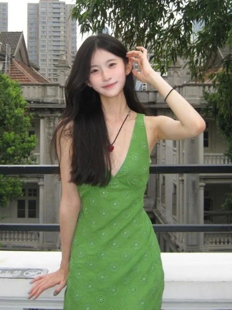 Женское винтажное платье с принтом зеленое без рукавов V-образным вырезом