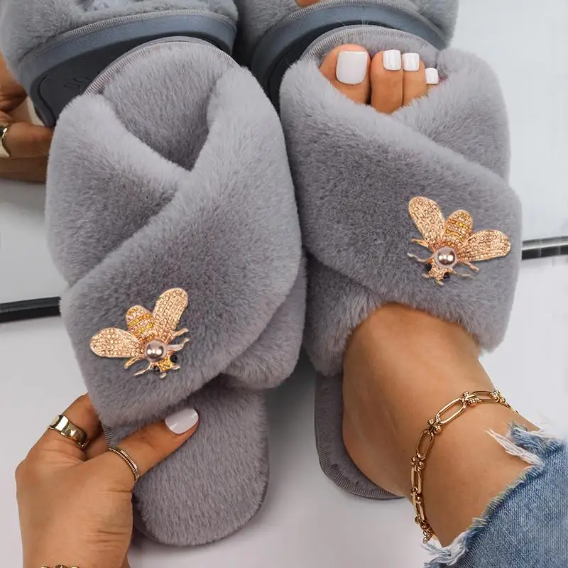 New Slippers Fashion Winter Women Indoor Slippers Alloy Diamond Insect Pearl Designer Warm Fur Home Slippers Lady Casual Shoes
