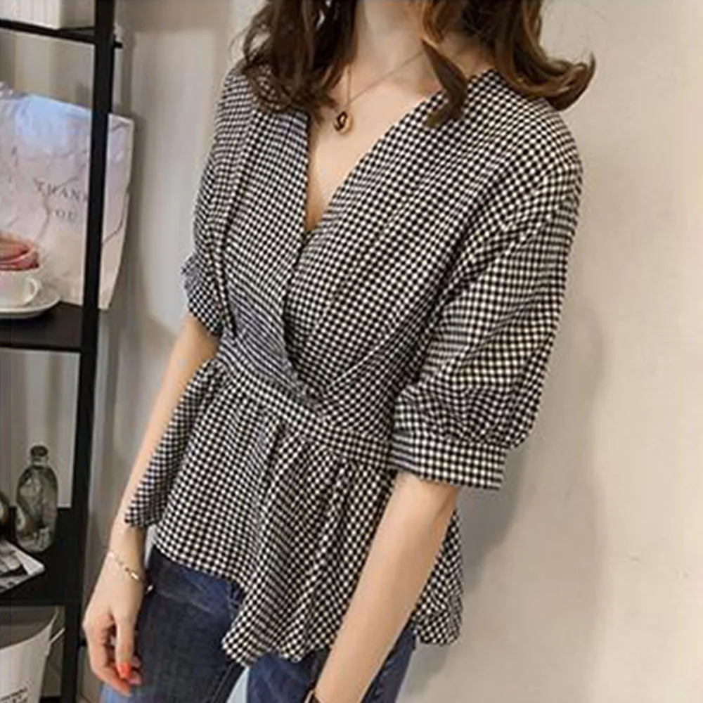

Блузка женская клетчатая с высокой талией и V-образным вырезом
