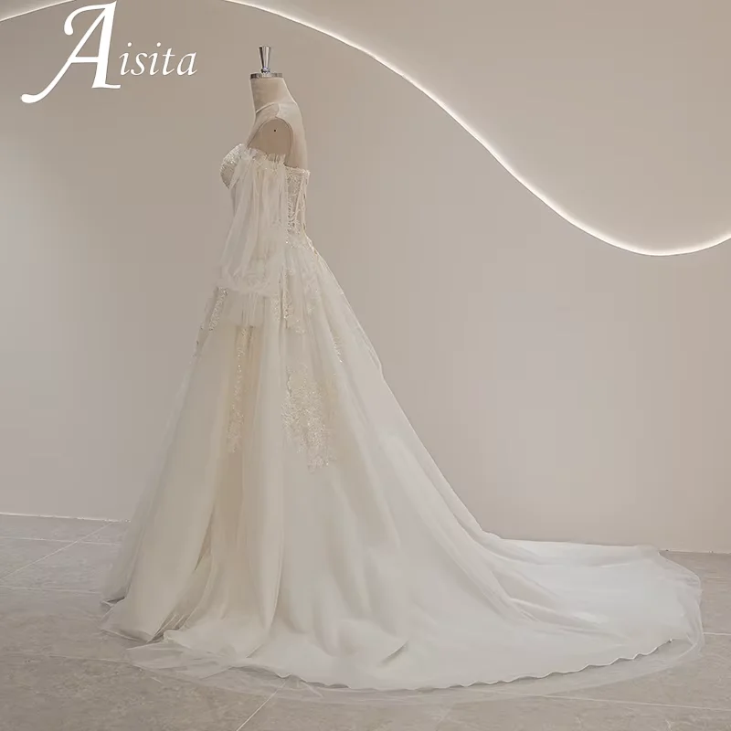 Свадебное платье невесты с открытыми плечами и длинными рукавами по