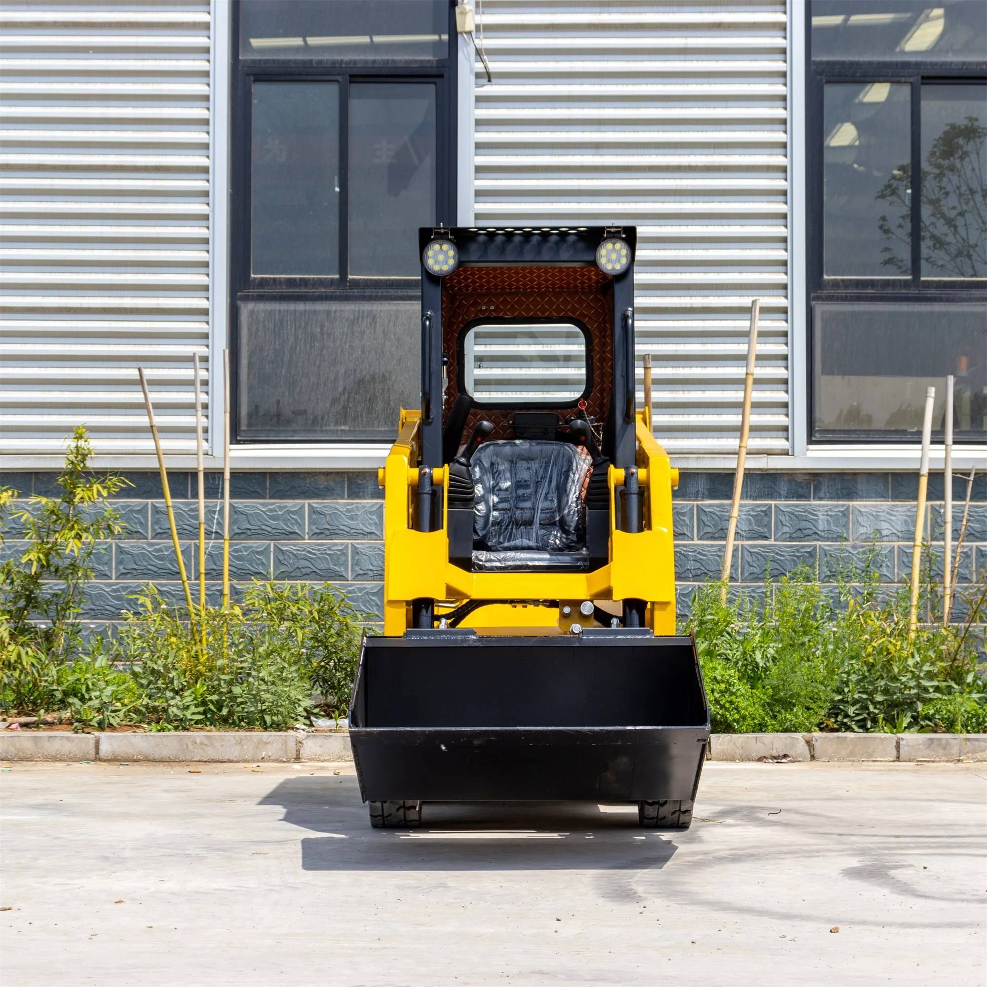 Рисунок 3 - Гусеничный мини-погрузчик с бортовым