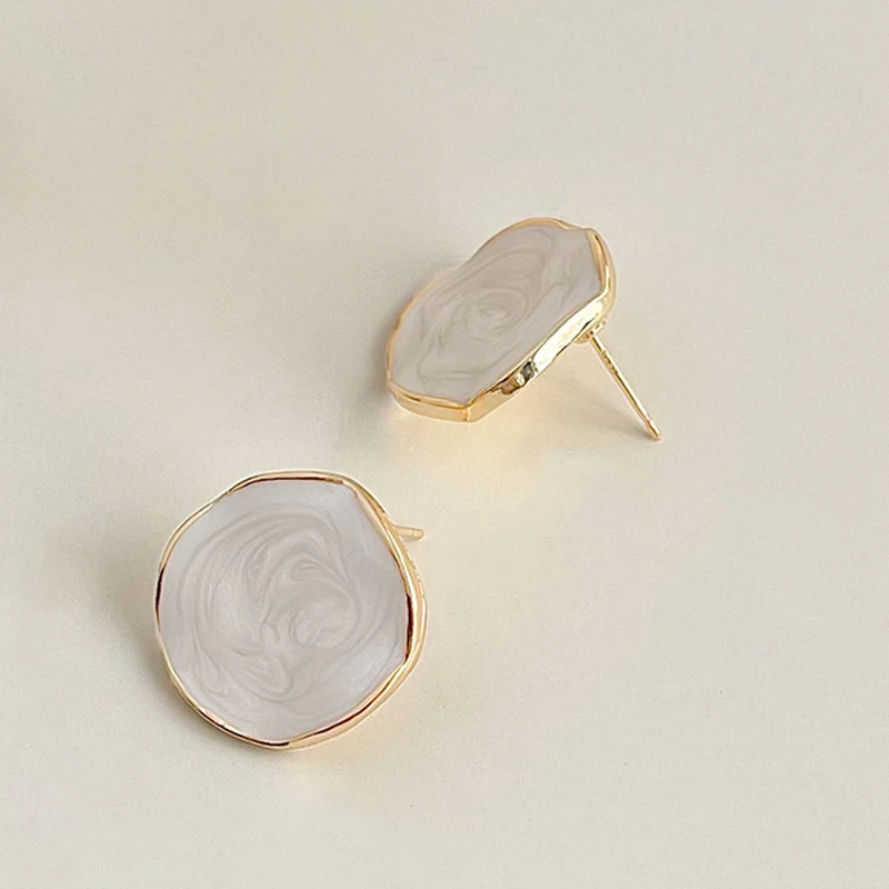 Круглые металлические эмалевые серьги-гвоздики с кремом