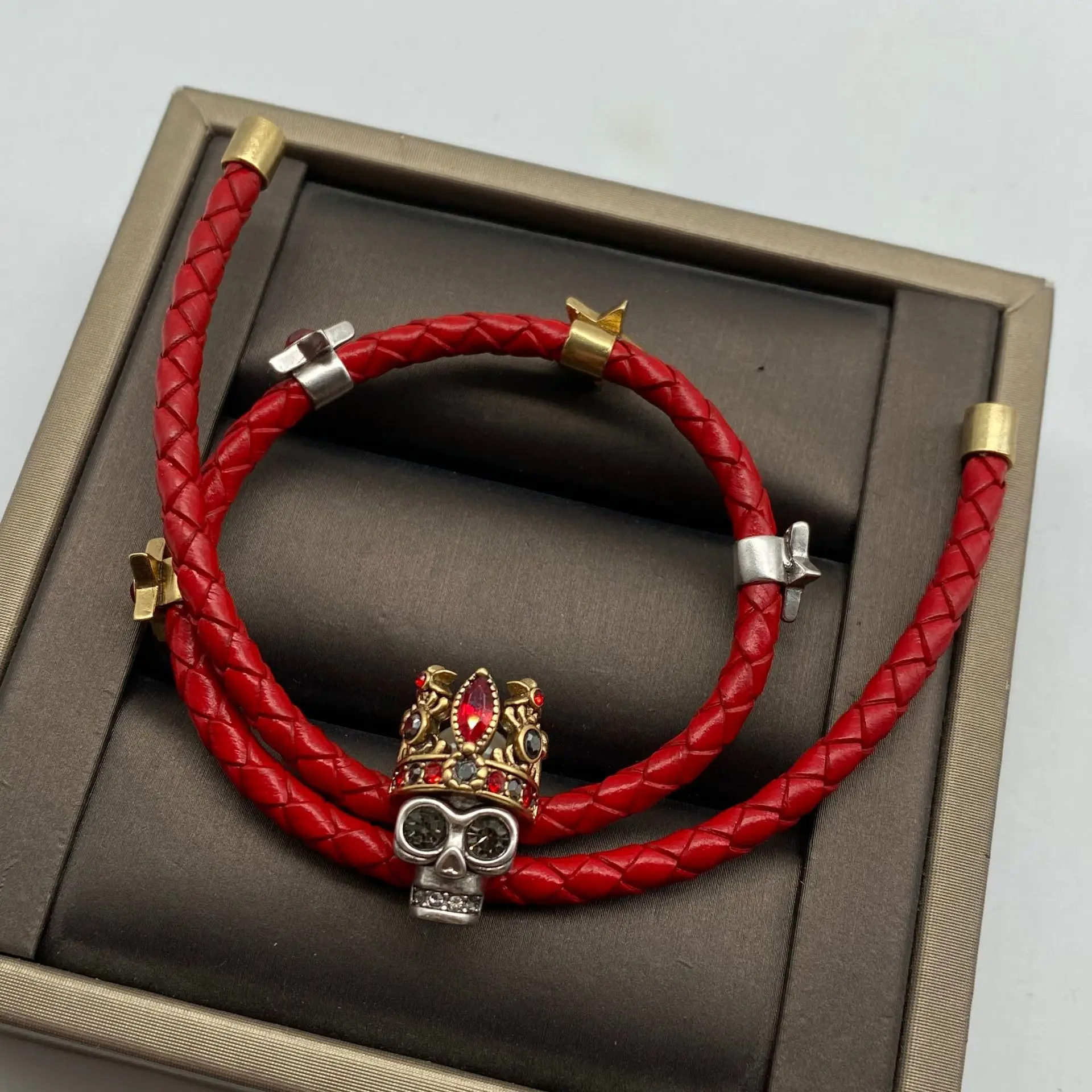 

Женский винтажный браслет из натуральной кожи, винтажный браслет из натуральной кожи с короной, черепом и звездами красного цвета