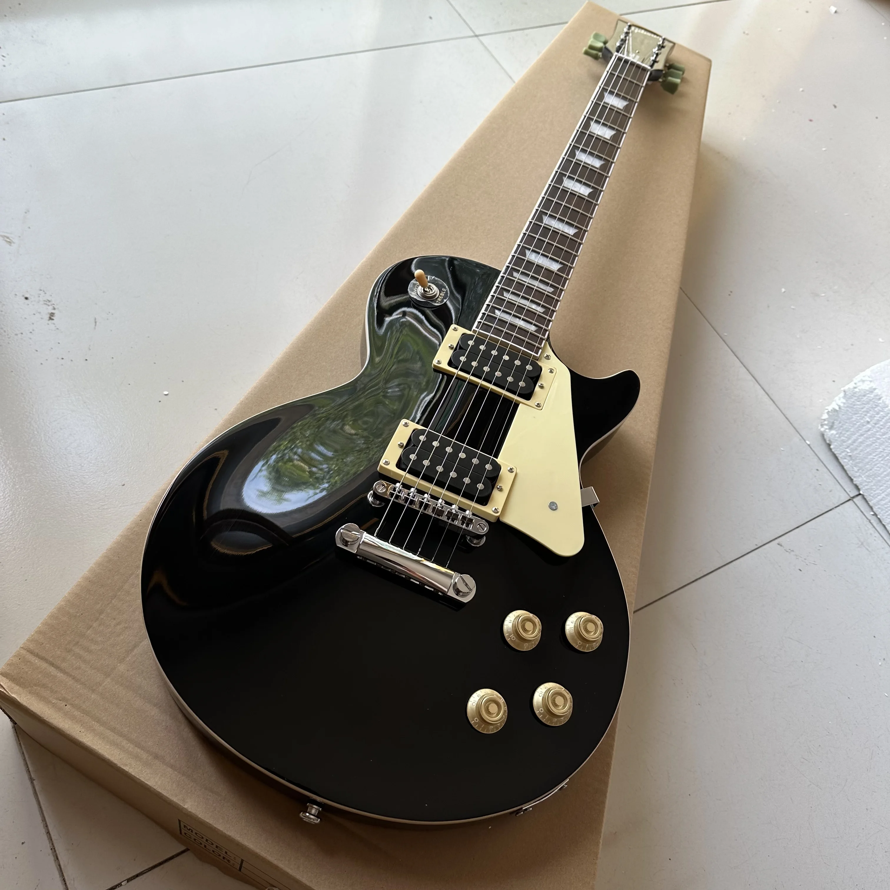 

Custom LP electric guitar,Chrome hardware,black mahogany body，Rosewood fingerboard，
