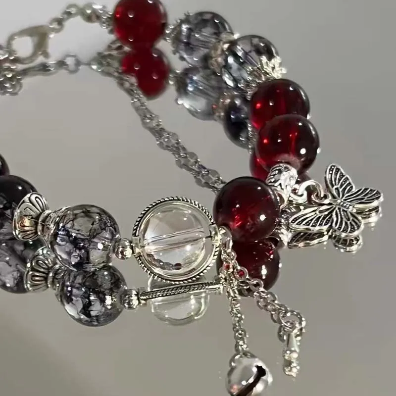 Женский браслет-цепочка с подвеской в виде креста красными кристаллами и перьями