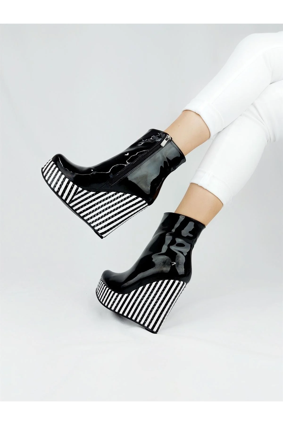 

Daina Siy.Bey-Black Japanned Leather Wedges Boots