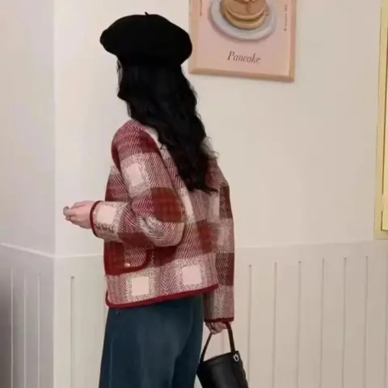 Брендовая женская одежда со скидкой. Отрежьте бирку. Снятие из шкафа. Внешняя