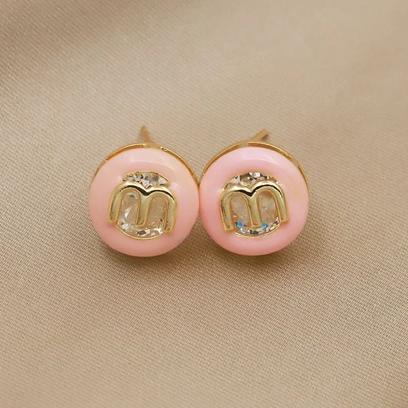 Серьги-гвоздики с кристаллами розового цвета и буквой M модные брендовые