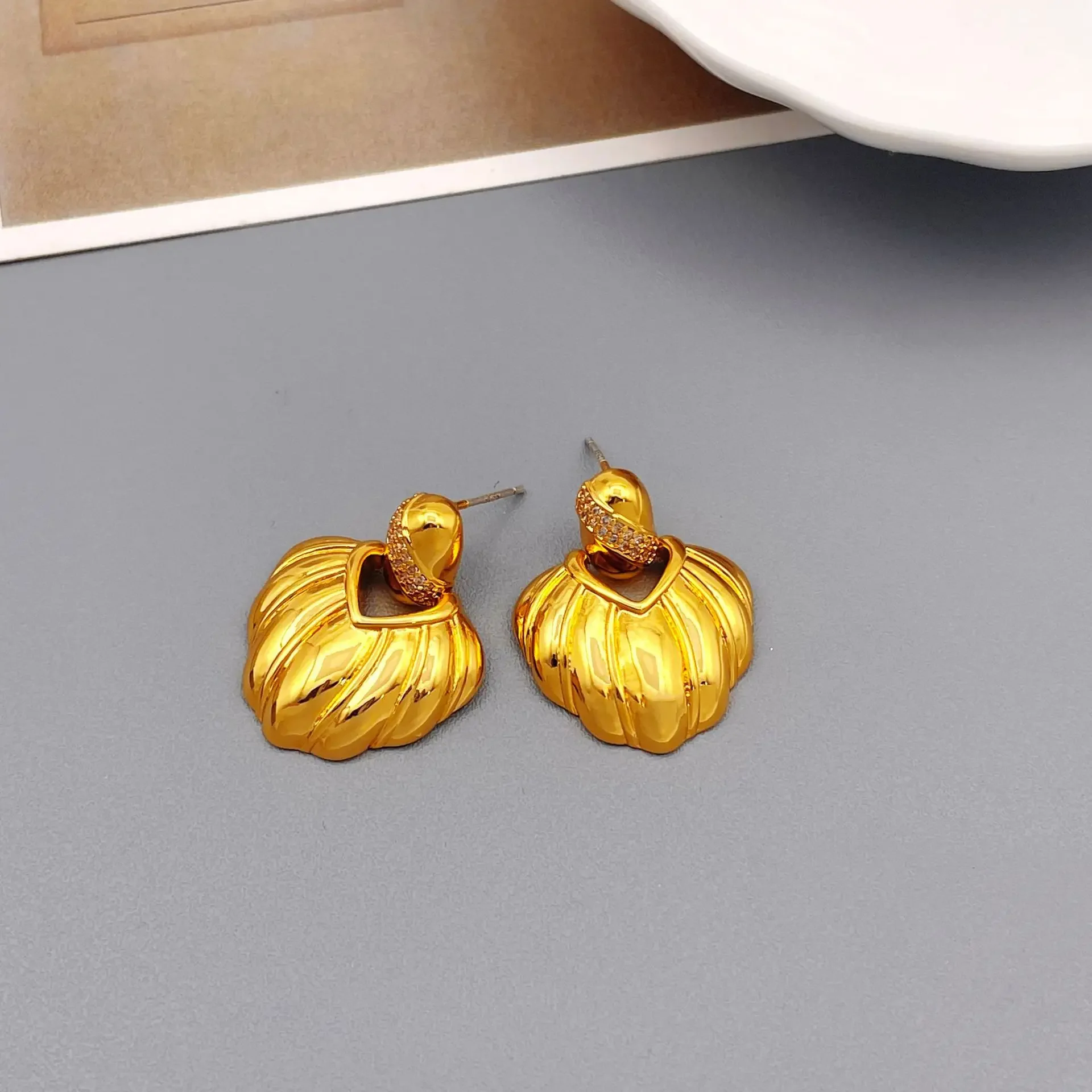 Винтажные нишевые универсальные серьги с текстурой золотого ракушки