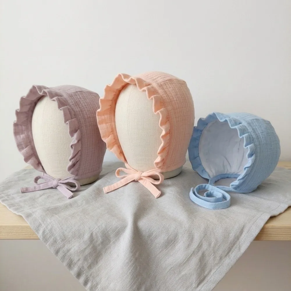 Фото 100% хлопковая муслиновая детская шапочка-чепчик с ремешком на подбородке, дышащая марлевая шапочка для младенцев, мягкая шапочка с рюшами для новорожденных девочек и мальчиков, лето-осень №2