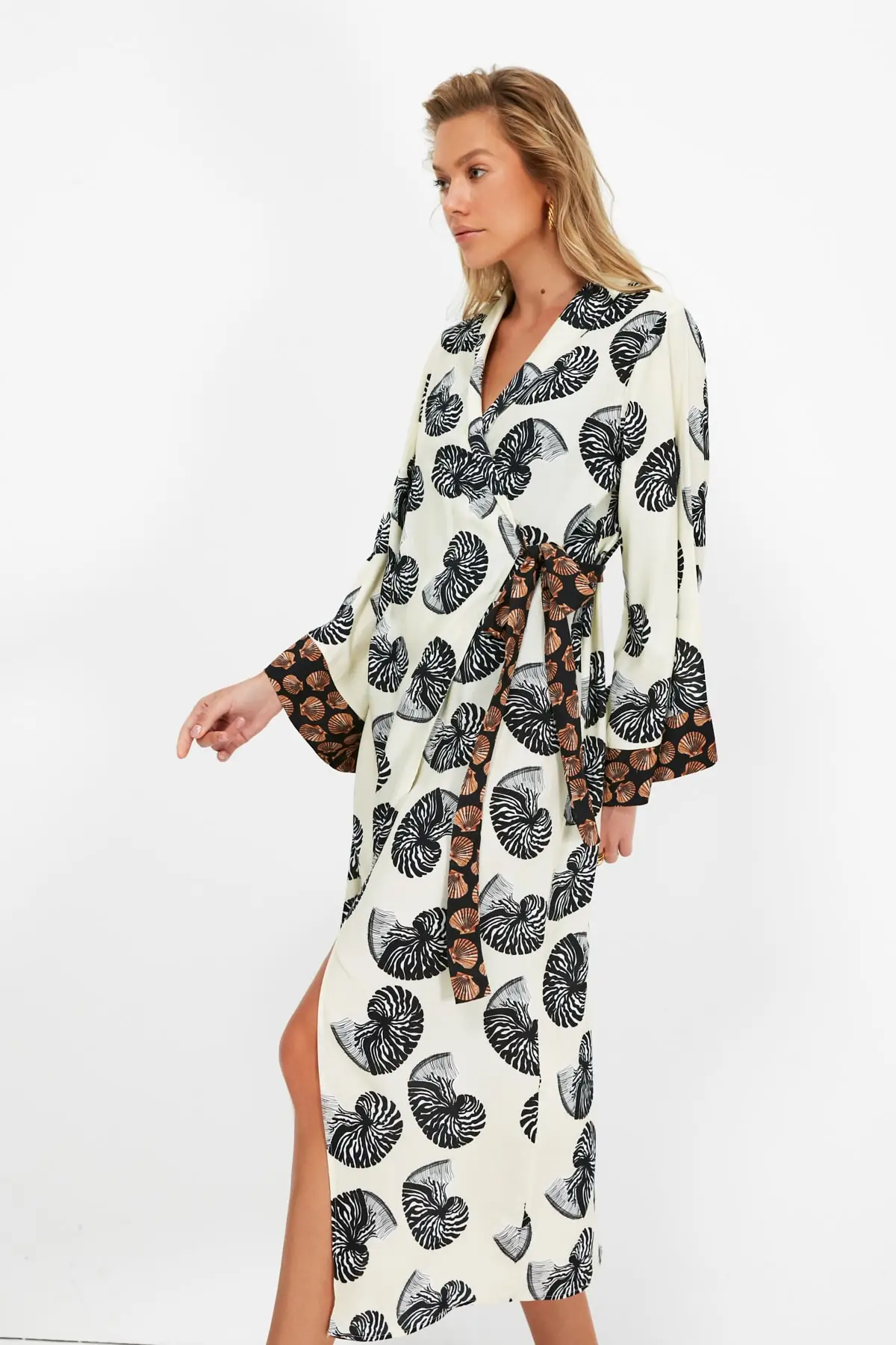 

Trendyol Mussel Shell Pattern Mix Viscose Kimono & Kaftan TBESS21KM0134