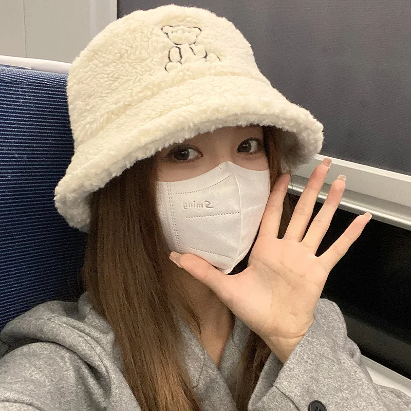 Рыбацкая шапка женская осенне-зимняя корейская с вышивкой милого медведя из