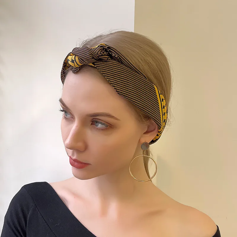 

2021 Luxury Brand Silk Scarf Spring Autumn Small Women Shawls and Wraps Fashion Print Hair Neck Hijabs Foulard Scarves