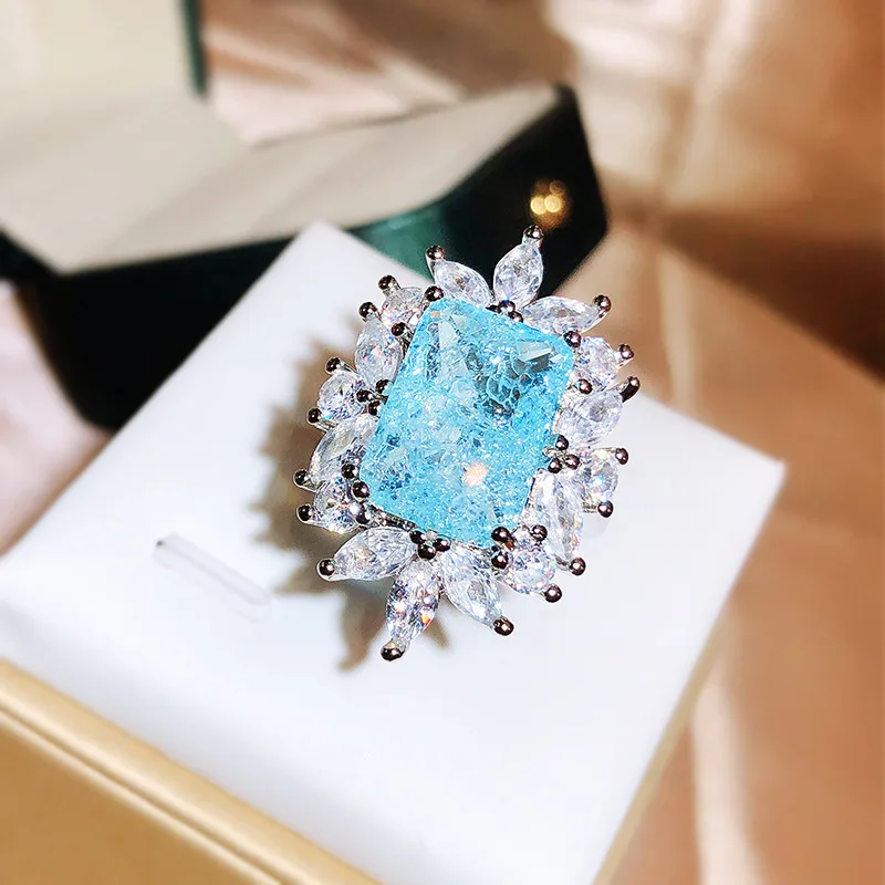 Кольцо со сверкающим аквамарином покрытым золотом 18 карат с несколькими