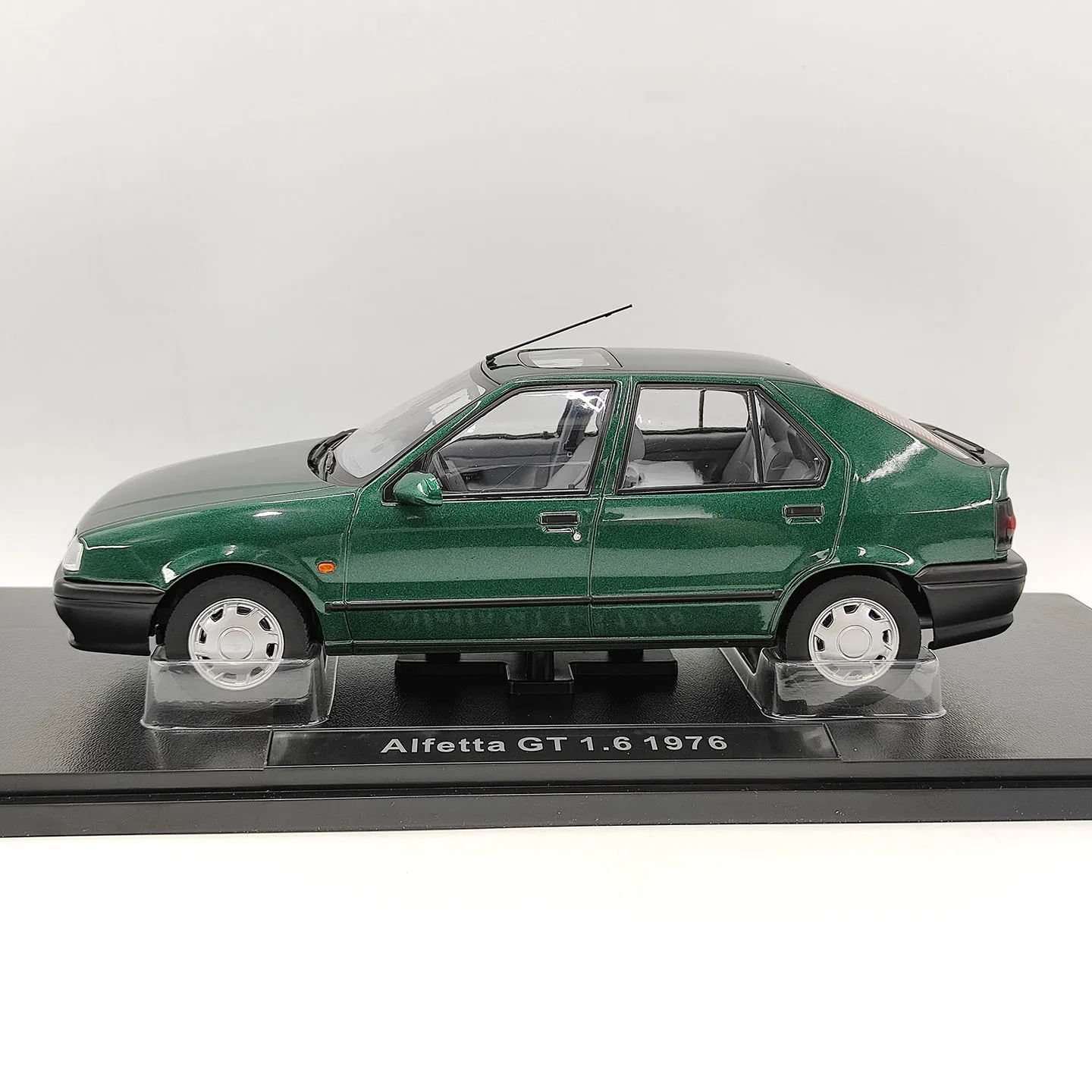 Фото Масштабная модель автомобиля Diecast KK 1:18 Renault 19 Alfetta GT 1.6 1976 из сплава №2